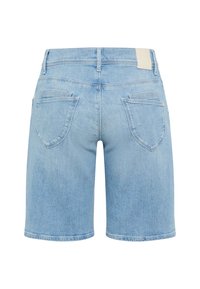Shorts en denim bleu clair avec un design à cinq poches, coupe droite et ourlet effiloché. La partie arrière présente deux poches courbées et une étiquette au niveau de la taille.