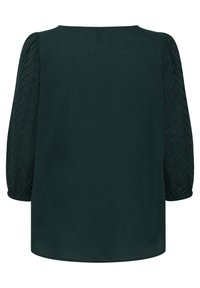 Temno zelena bluzica z enobarvnim hrbtom, zapletenimi čipkastimi rokavi z vzočkom v črte, okroglo ovratnico in rahlo ukrivljenim robom.