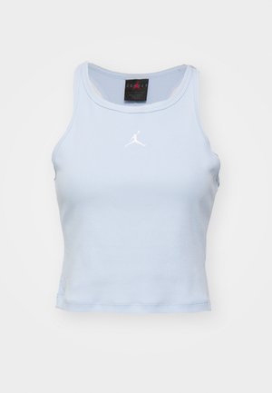 Lichtblauw, aansluitend tanktop gemaakt van ribgebreid materiaal met een ronde halslijn en een witte JORDAN-logo op de borst. Mouwloos ontwerp.