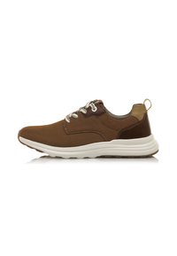 Scarpe sportive marroni con una parte superiore in tessuto strutturato, accenti in pelle scura a contrasto, suola bianca, fodera grigia e lacci grigio chiaro.