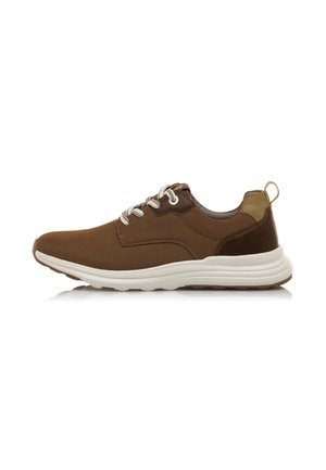 Zapatillas deportivas marrones con un upper de tejido texturizado, acentos de cuero oscuro contrastantes, suela blanca, forro gris y cordones en gris claro.