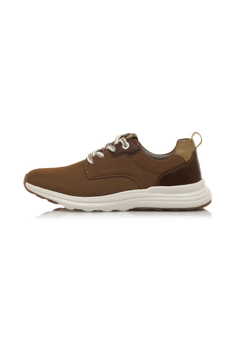 Scarpe sportive marroni con una parte superiore in tessuto strutturato, accenti in pelle scura a contrasto, suola bianca, fodera grigia e lacci grigio chiaro.