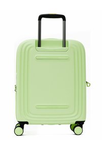 Valise rigide vert clair à surface texturée, deux roues noires, poignée extensible et logo embossé sur le devant.