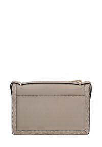 Borsa a clutch in pelle beige con texture liscia, forma rettangolare e hardware dorato. Presenta una chiusura con zip e una tasca posteriore a soffietto.