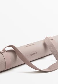 Yoga mat in lichtroze met een gestructureerd oppervlak. Voorzien van een merkstrap voor het dragen. Het opgerolde ontwerp verhoogt de draagbaarheid.