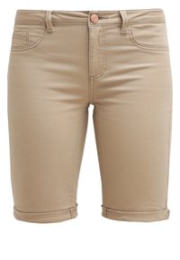 Short beige mi-longueur avec revers roulés, fermeture devant par bouton et zip, poches avant et poche monnaie.