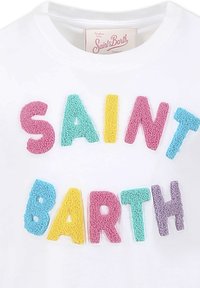 Biała bawełniana koszulka z teksturowanymi, wielokolorowymi aplikacjami w kształcie liter, które układają się w napis "SAINT BARTH" w kolorach różowym, niebieskim, żółtym, zielonym i fioletowym.