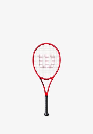 Rode tennisracket met een ronde kop, zwarte gestructureerde grip en wit snaarpatroon met een groot "Wilson" logo in het midden.