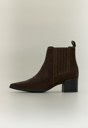 Bottine en cuir marron foncé avec bout pointu, talon bloc, panneau latéral élastique et languette à l'arrière, vue de profil.