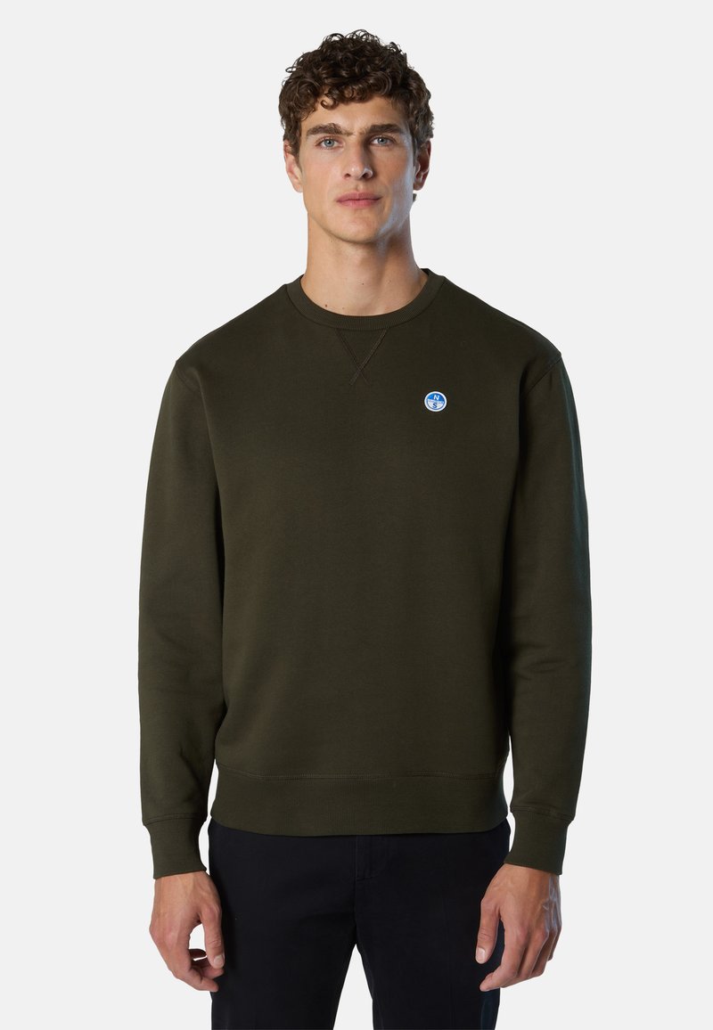 Sweatshirt vert olive avec un col rond, des poignets et un ourlet côtelés, présentant un petit logo bleu et blanc à l'avant. Texture douce, design décontracté.