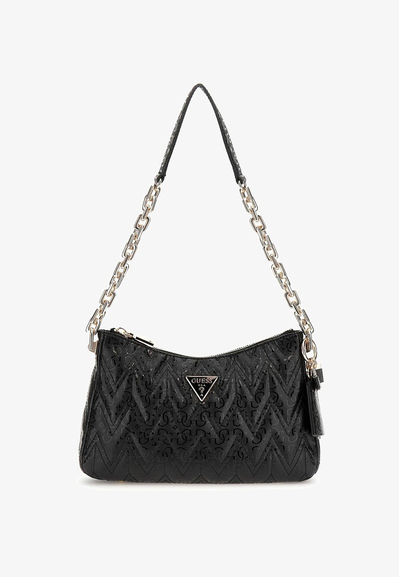 Sac à épaule noir Guess avec motif zigzag, chaîne et bandoulière en cuir, fermeture éclair, et plaque logo métallique triangulaire à l'avant.