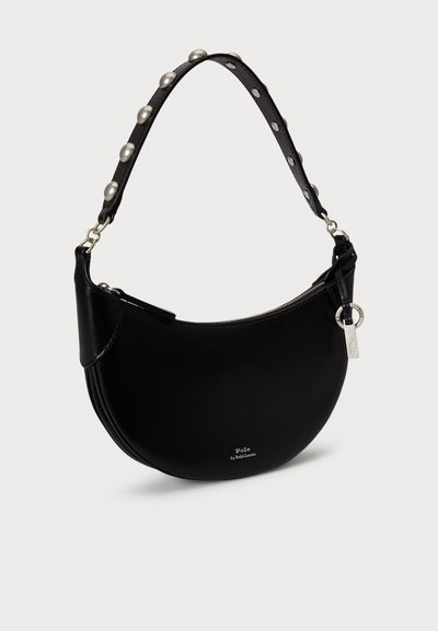 Czarna skórzana torebka o półokrągłym kształcie, wyposażona w zamek błyskawiczny, teksturowany pasek z srebrnymi ćwiekami oraz detal z logo.