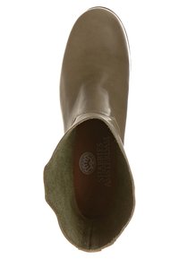 Bottine en cuir marron vue de dessus montrant un bout lisse et une doublure intérieure texturée avec le logo de la marque visible à l'intérieur.