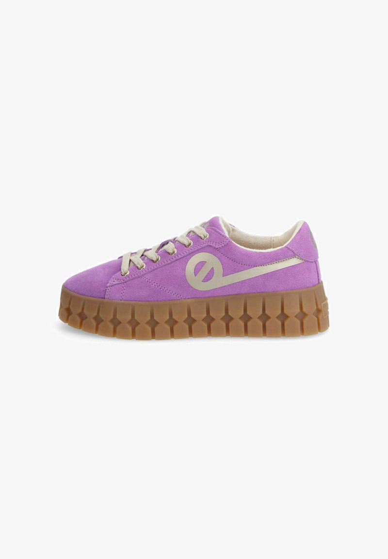 Baskets en suede violet avec une semelle en caoutchouc marron épaisse, dotées de lacets beiges et d'un logo sur le côté. Conception à bout rond.