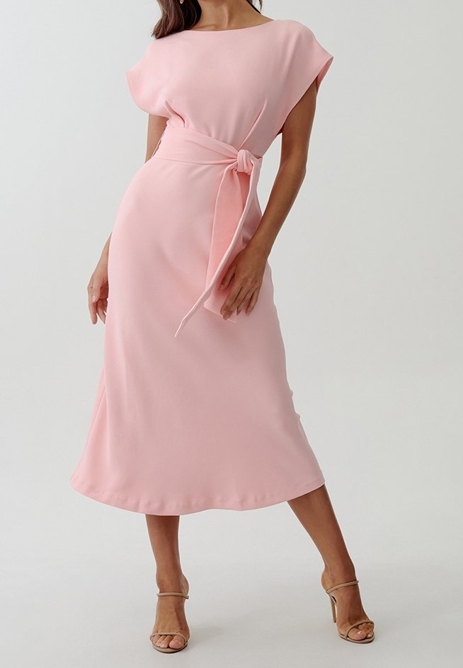 Robe rose, longueur genou, en tissu lisse avec un encolure bateau, des manches courtes et une ceinture assortie nouée à la taille. Silhouette simple et élégante.
