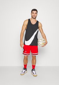 Mitchell & Ness NBA CHICAGO BULLS SWINGMAN SHORT - Pantalón corto de deporte - red