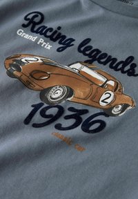 Grijze katoenen t-shirt met een bedrukt ontwerp van een bruine vintage auto en de tekst "Racing legends Grand Prix 1936" in donkerblauw.