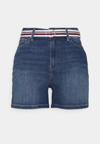 Tummansiniset farkkushortsit, joissa on vyötärö, jossa on punaisia, valkoisia ja mustia raitoja, metallinen solki sekä viisi taskua, joissa on normaali ompelu.