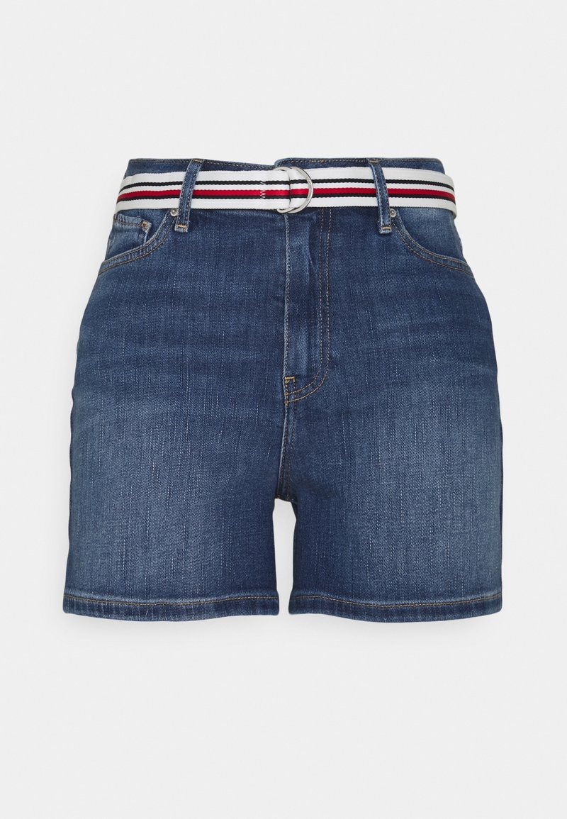 Tummansiniset farkkushortsit, joissa on vyötärö, jossa on punaisia, valkoisia ja mustia raitoja, metallinen solki sekä viisi taskua, joissa on normaali ompelu.