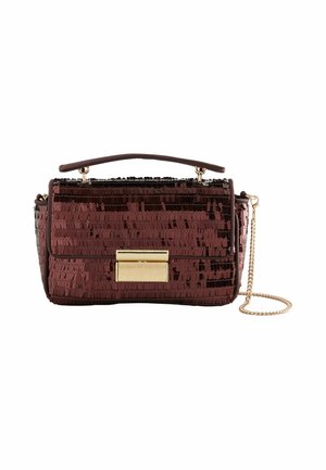 Burgundy käsilaukku, jossa on teksturoitu, paljeteilla koristeltu muotoilu, kultaiset yksityiskohdat, yläkahva ja irrotettava ketjuhihna. Edessä on clasp-lukitus.