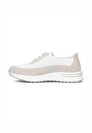 Lekkie sneakersy w białej i jasnoszarej zamszowej skórze z perforacjami, zaokrąglonym noskiem oraz grubą białą gumową podeszwą z subtelnymi szarymi paskami.
