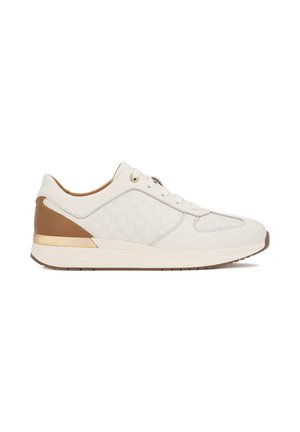 Hvid lædersneaker med et mønstret sidepanel, tanfarvet hælaccent og en beige gummisål. Har flade snørebånd og et lavprofil-design.