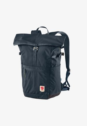 Navyblaue Nylon-Rucksack mit Rolltop-Design, verstellbaren Trägern, Fronttasche und Logo-Patch an der Unterseite. Strukturiert Oberfläche, strapazierfähiges Material.