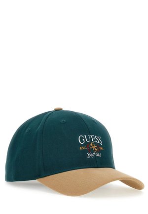 Cappello da baseball in tessuto verde scuro con visiera color beige. Presenta il logo ricamato "GUESS Golf Club" in oro e bianco sulla parte anteriore.