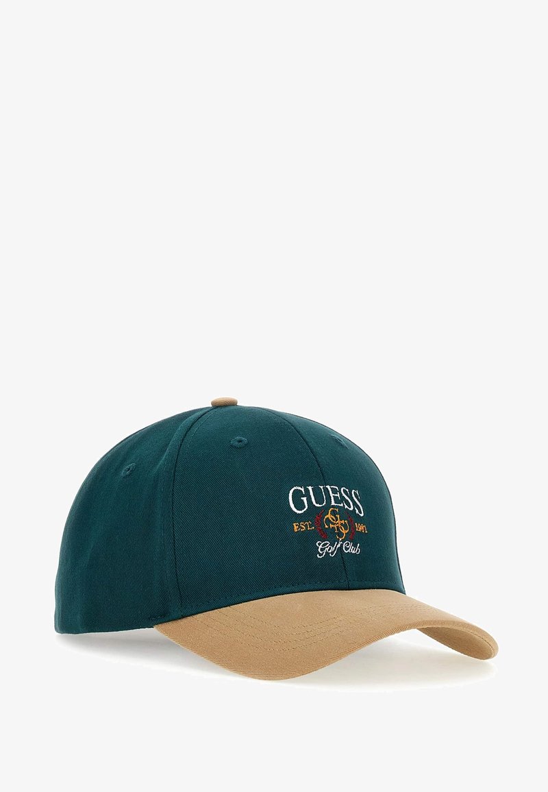 Baseballpet van donkergroen stof met een beige klep. Voorzien van een geborduurd 'GUESS Golf Club' logo in goud en wit op de voorkant.