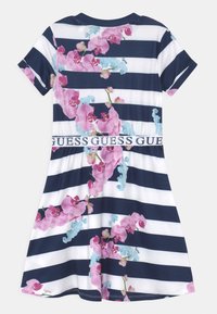 Šaty v námořnické modré a bílé pruhy s růžovými a modrými květinovými vzory, s krátkými rukávy a značkovým pasem. Vyrobeno z měkké tkaniny.