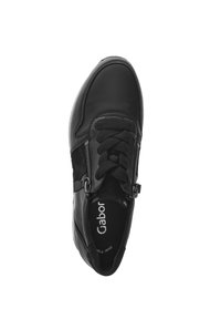 Zwarte leren sneakers met veters en zijritsen, gebrandmerkt "Gabor" op de binnenzool, gezien van bovenaf op een witte achtergrond.