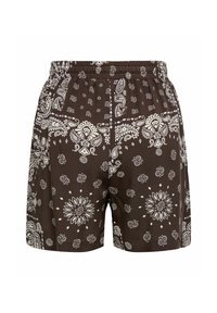 Brązowe szorty z białymi wzorami paisley i kwiatowymi w stylu bandany, z elastycznym paskiem w talii i bocznymi kieszeniami.