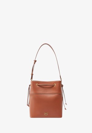 Borsa a secchiello in pelle marrone con finitura testurizzata, tracolla regolabile e accessori in tonalità oro. Caratterizzata da una chiusura con cordoncino e tasca frontale.