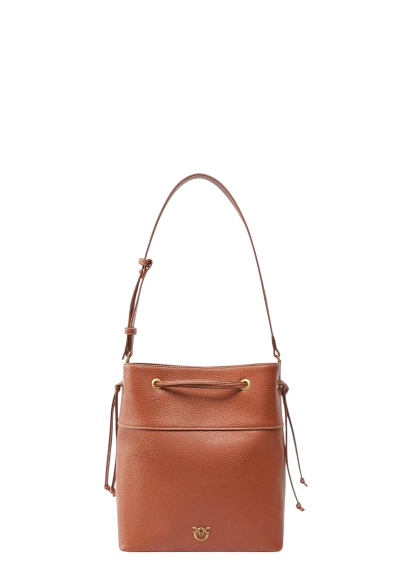 Borsa a secchiello in pelle marrone con finitura testurizzata, tracolla regolabile e accessori in tonalità oro. Caratterizzata da una chiusura con cordoncino e tasca frontale.