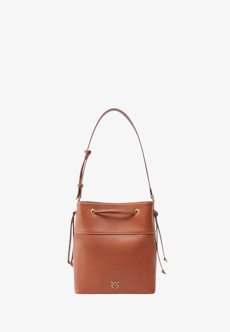 Borsa a secchiello in pelle marrone con finitura testurizzata, tracolla regolabile e accessori in tonalità oro. Caratterizzata da una chiusura con cordoncino e tasca frontale.