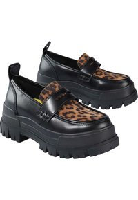 Svart og brun leopardmønstret slip-on sko med en kraftig gummisåle, med en glatt lærøvre og en kontrastfarget stroppdetalj.