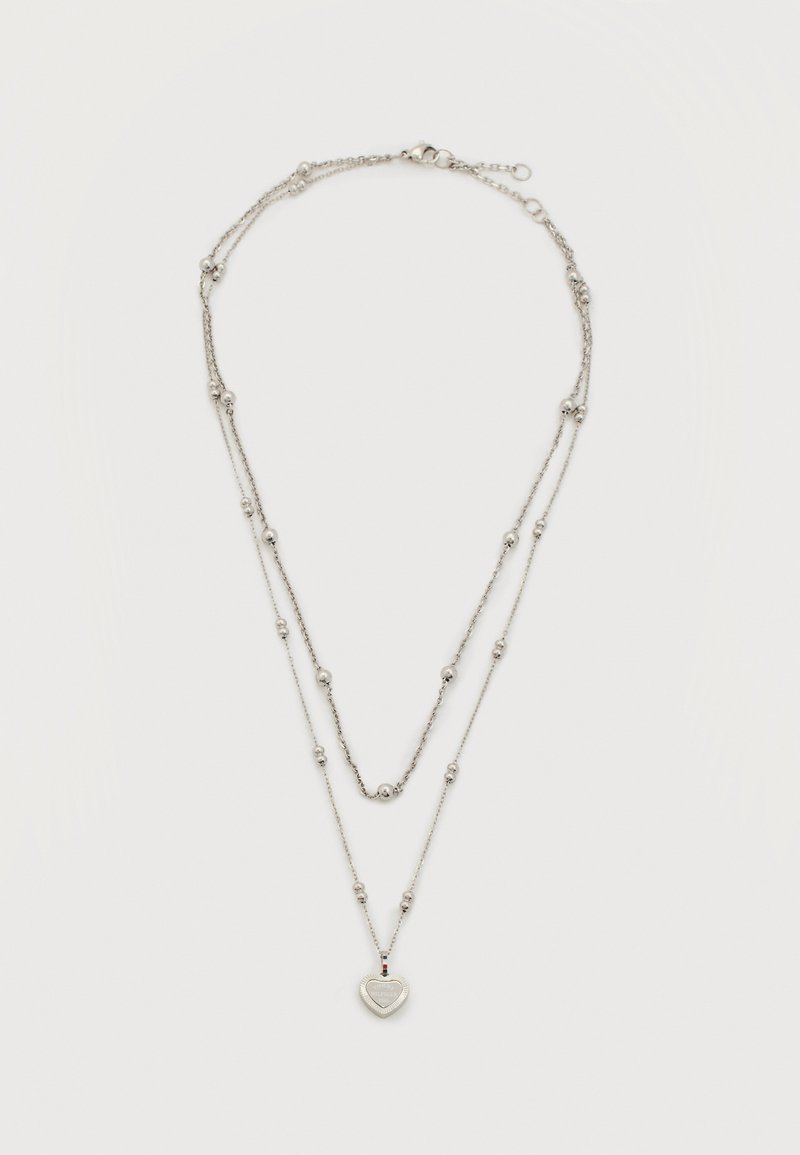 Διπλή αλυσίδα από ασήμι με μικρές χάντρες και μενταγιόν σε σχήμα καρδιάς με χαραγμένη την επιγραφή "Tommy Hilfiger 1985".