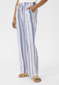 Losse, lichte linnen broek in het wit met verticale blauwe en roze strepen, met een elastische tailleband en zijzakken.