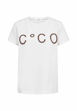 Valkoinen lyhythihainen T-paita, jossa suuri ruskeat kirjaimet "C ° C O" rinnassa ja pyöreä pääntie.