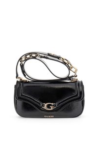 Bolso de mano de cuero sintético negro con una correa de cadena dorada, que presenta un acento de logo en la parte frontal y un diseño curvado y estructurado.