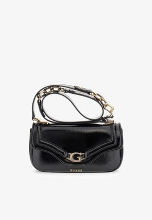 Bolso de mano de cuero sintético negro con una correa de cadena dorada, que presenta un acento de logo en la parte frontal y un diseño curvado y estructurado.