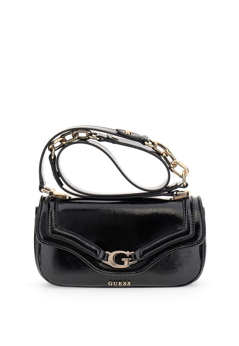 Bolso de mano de cuero sintético negro con una correa de cadena dorada, que presenta un acento de logo en la parte frontal y un diseño curvado y estructurado.