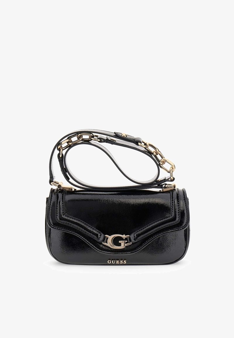 Fekete szintetikus bőr kézitáska arany lánc pánttal, elöl logó részlettel és ívelt, strukturált kialakítással.