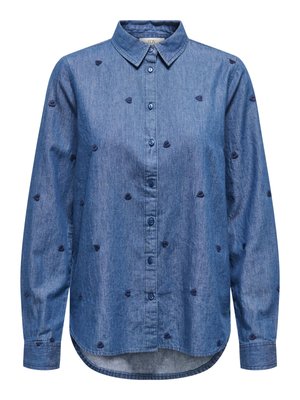 Chemise en denim bleu à manches longues avec de petits motifs de cœur sombres brodés dispersés sur le tissu.