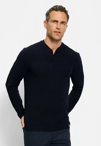 Marineblaues Langarm-Henley-Shirt aus weichem Stoff, mit einer 3-Knopf-Leiste und figurbetontem Schnitt. Schlicht, einfarbig ohne Muster.