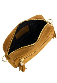 Brun ruskinds crossover taske med lynlås i toppen, hardware i guldfarvet og en frynseaccent. Indvendigt har den en sort stofforing.