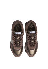 Baskets marron avec un mélange de suède et d'accents métalliques. Elles présentent un mesh texturé et des lacets épais, ainsi qu'une étiquette de logo sur la languette.