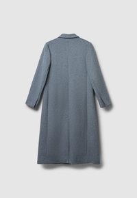 Cappotto grigio lungo realizzato in tessuto di lana testurizzata. Presenta un colletto a punta, maniche lunghe e una silhouette dritta con tasche laterali.