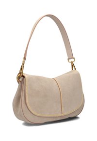 Beige suède schoudertas met een gebogen vorm, gouden hardware en contrasterende gele stiksels langs de randen. Verstelbare schouderriem.