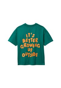 T-shirt vert à manches courtes avec un texte orange vif au dos indiquant "C'EST MIEUX DE GRANDIR EN PLEIN AIR."